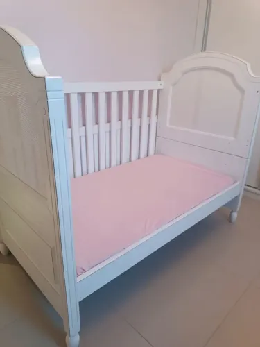 Vende se conjunto conpleto de berço, colchão e cômoda pouco uso e marcas.