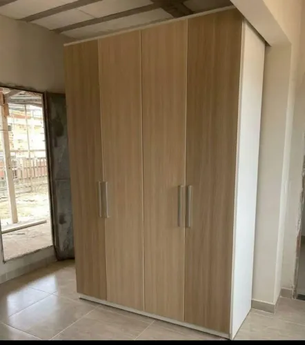 Guarda roupa MDF super conservado com montagem completo