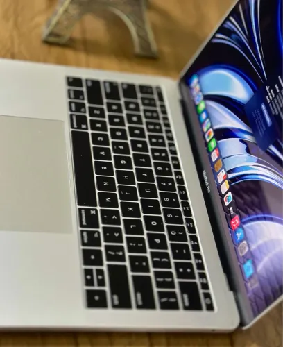 MacBook Pro 2017 (SSD 256gb 8gb ram)