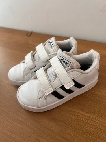 Tênis infantil Adidas com 3 listras 25/26 