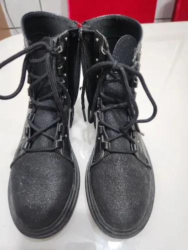 Bota preta Pampili com detalhes em gliter