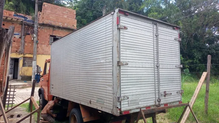 Baú 4.5 metros possui porta lateral