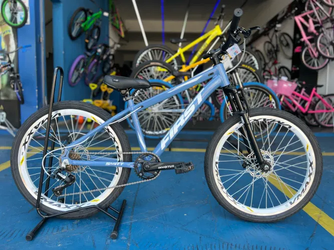 Bicicleta First aro 24, quadro em alumínio, com marcha  - Azul celeste