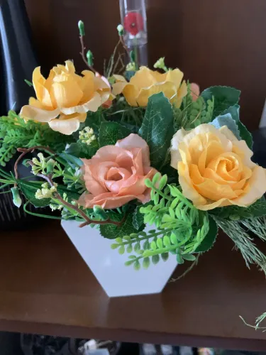 Arranjos de flores com vaso de madeira