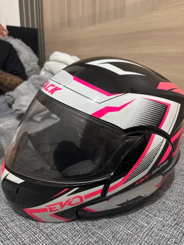 Vendo capacete muito pouco tempo de uso, no precinho