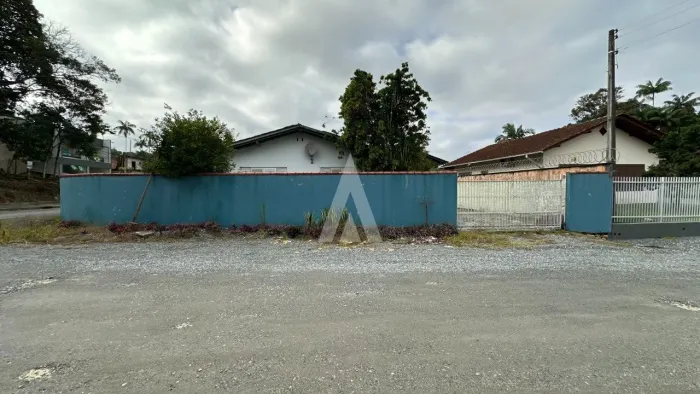 Casa com 3 quartos à venda no bairro Glória, em Joinville-SC, por R$ 700.000,00.