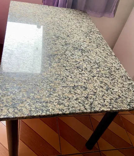 Excelente oportunidade ! mesa de aço com quatro cadeiras e dois armário de parede e chão