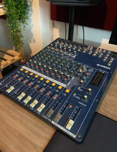 Mesa de Som Yamaha MG124CX