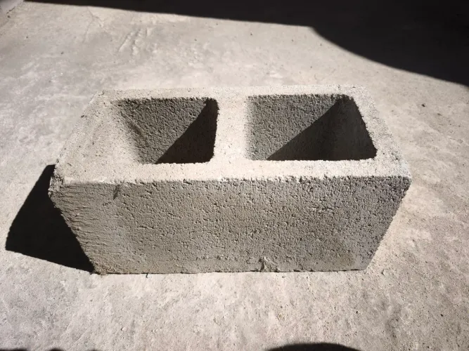 Bloco de concreto vazado comum 19x19x39, são 66 blocos 4,00 cada.
