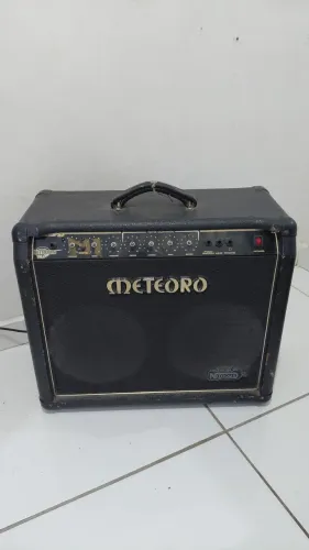 Amplificador Meteoro mais pedais de guitarra.