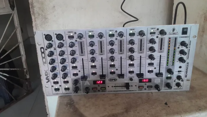 Mixador Behringer VMX1000