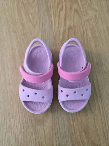 sandália crocs lilás e rosa 23