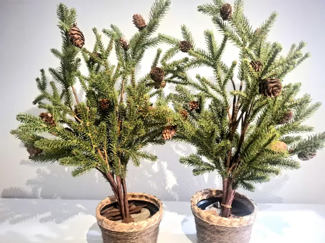 Pinheiros artificiais de Natal em vasos rústicos