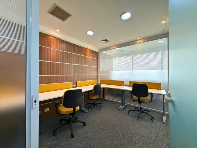 Sala Comercial Mobiliada 42m² com Ar e Depósito no Office Shopping Tamboré, Barueri