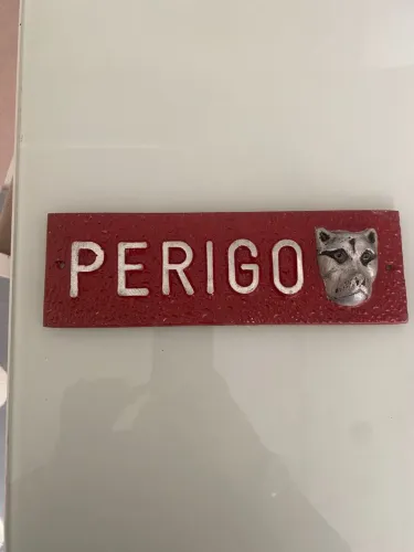 Placa de sinalização cuidado com cão
