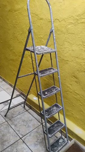 Escada usada em ferro