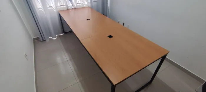 2 Mesas de escritório estilo industrial com tomada