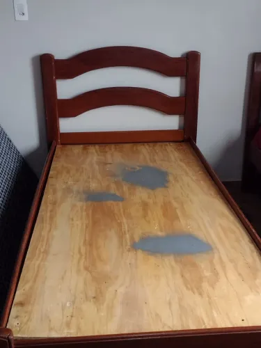Cama e colchão de solteiro 