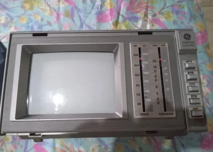 Televisão portátil vintage, LEIA O ANÚNCIO 
