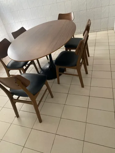 Mesa com seis cadeiras