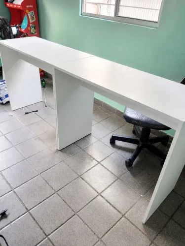 Mesa de escritório reta modular