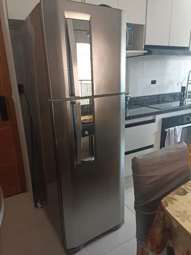 Geladeira Frost Free Electrolux com dispenser 