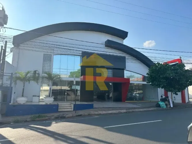 Salão Comercial de Alto Padrão na Vila Maceno, São José do Rio Preto-SP: 7 salas, 5 banhei