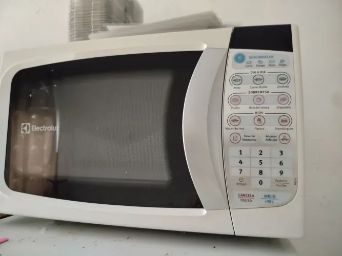 Microondas semi novo 20 litros voltagem 110w