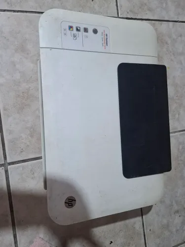 Impressora colorida HP 1516 tem o cartucho mas esta sem tinta