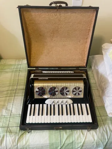 Acordeon Universal 80 baixos
