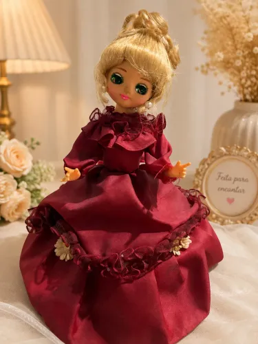 BONECA DECORATIVA LINDA - VESTIDO BORDÔ 1960