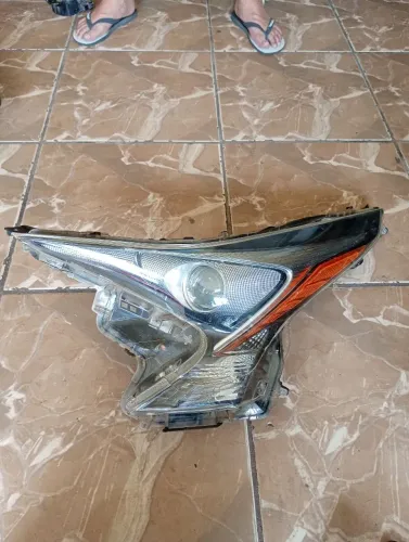Farol Esquerdo Toyota Prius 2017 2018 (Detalhe Lente)