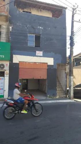 Loja térrea mais Salas no primeiro e no segundo andar 