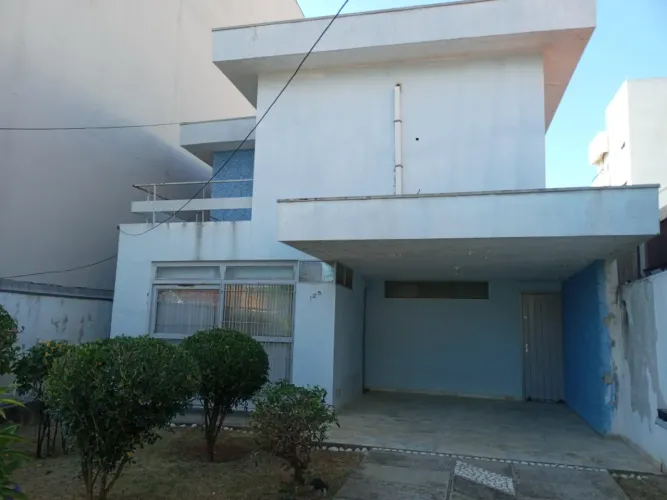 Casa residencial à venda no Centro com 462 m² e 8 dormitórios/quartos disponíveis.