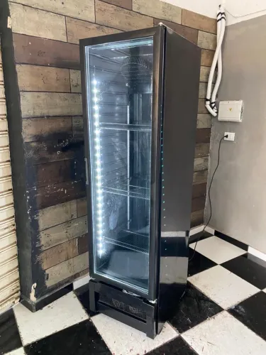 Expositora de bebidas Slin porta de vidro entrego