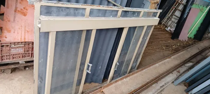 VITRO DE FERRO DE CORRER COM TODOS OS VIDROS /// R$700,00