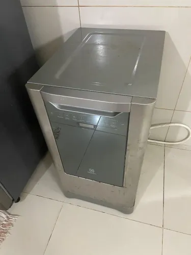 Maquina electrolux 10 serviços, está com. Defeito.