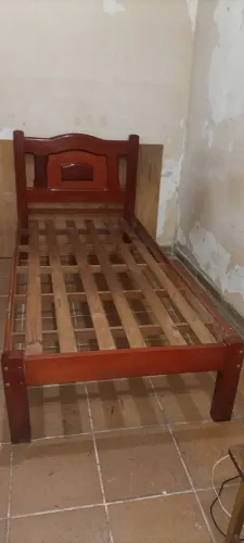 Cama de solteiro de madeira
