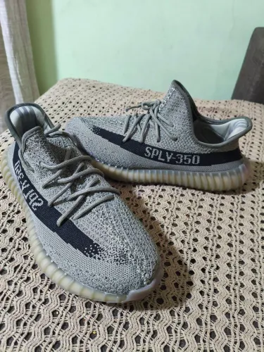 Yeezy Boost 350 V2 Adidas na colorway Granite, número 43