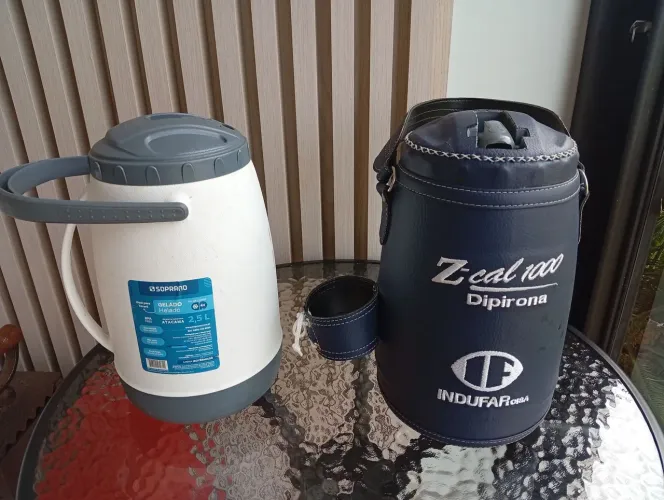 2 Termos de 2 LTS Trazidos do Paraguai. Para Manter Água Fria (Tereré)