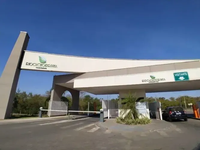 Casa para alugar em condomínio fechado e armários planejados e 2 quartos no Jardim imperia