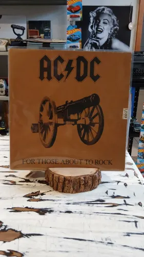 Disco de vinil do ACDC, álbum "For Those About to Rock (We Salute You). De 1981.