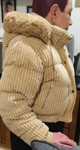 JAQUETA NOVA,SEM DETALHES CAPUZ REMOVIVEL, FORRADA DE PELE SERVE UM M OU G