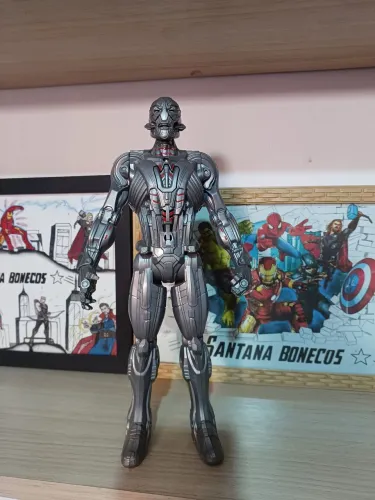 Ultron eletrônico 30cm original marca Hasbro