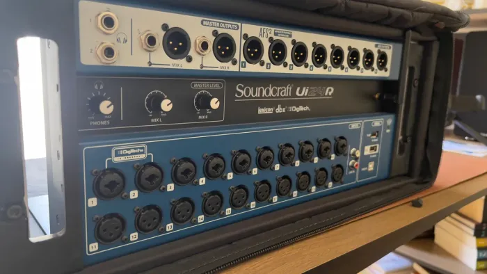 Mesa de Soundcraft Ui24 digital