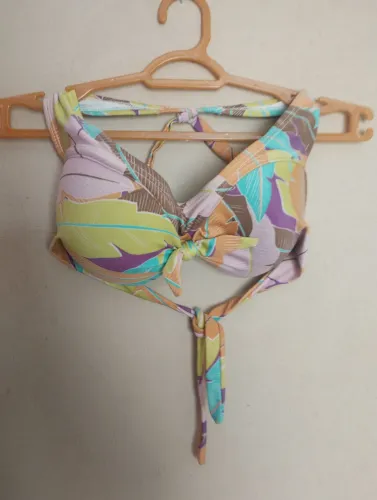 Biquíni feminino estampado. Usado em perfeito estado de conservação.