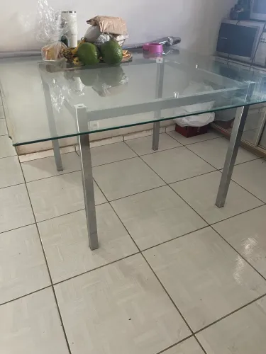Mesa de vidro medindo 130 x130