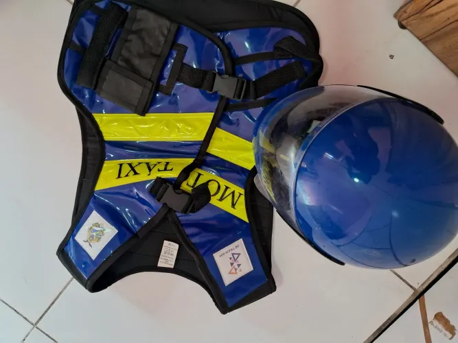 Colete e capacete de mototáxi