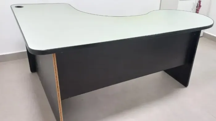mesa de escritório em L, MDF, sem gavetas, preta com tampo verde