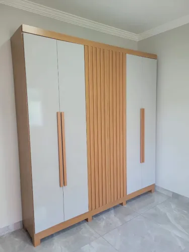 Guarda Roupa Rufato - Modelo Denver. 220 C x 234 A x 47 P. 100%  MDF - 6 Portas